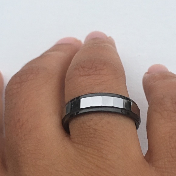 🆕Faceted Tungsten Ring with Black Edge - Picture 2 of 2